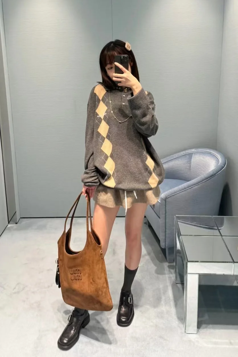 MIU MIU麂皮深棕腋下包